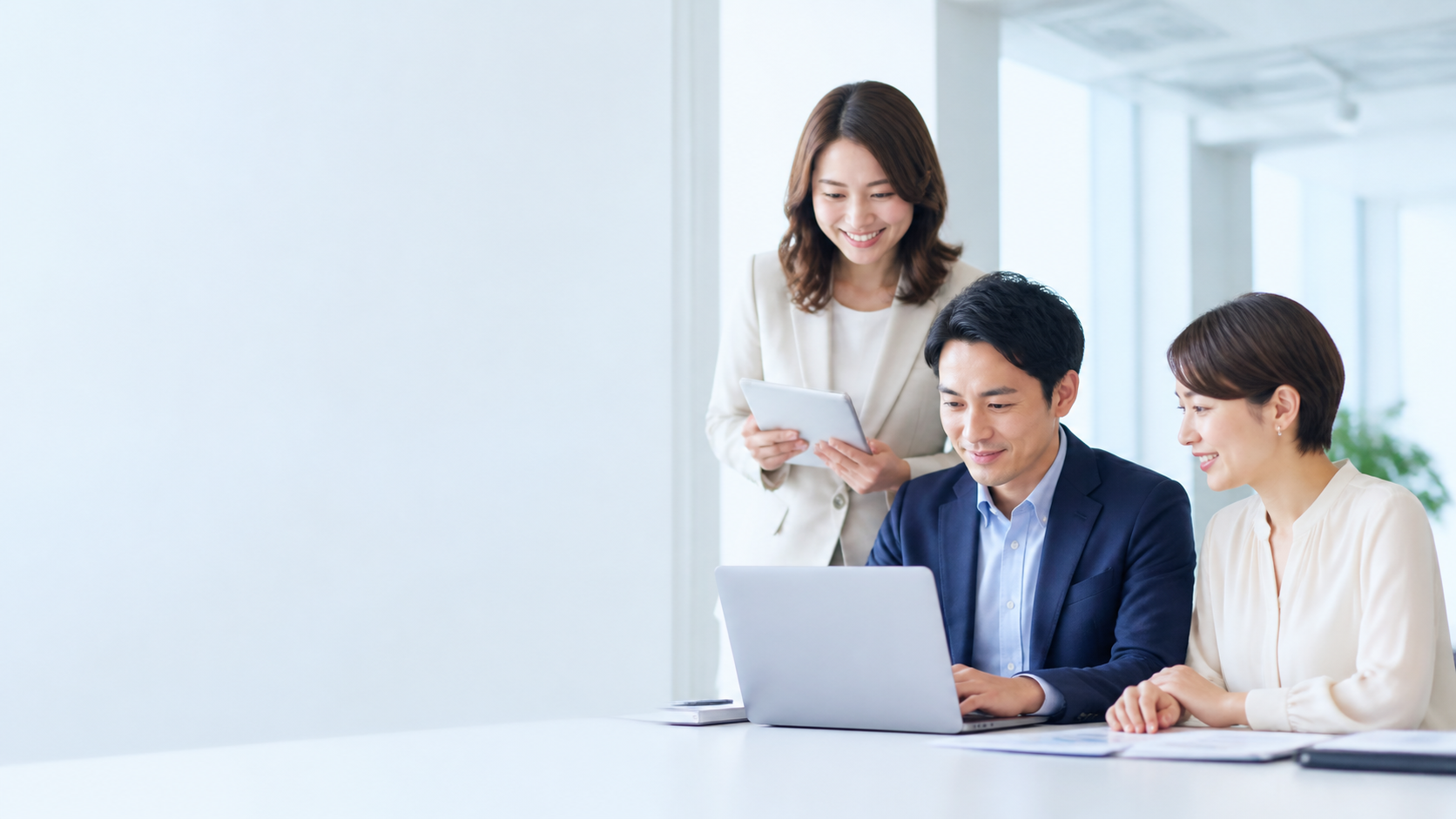 明るいオフィスで相談内容を確認する企業担当者
