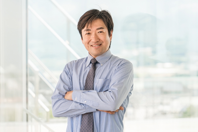 腕組みする男性