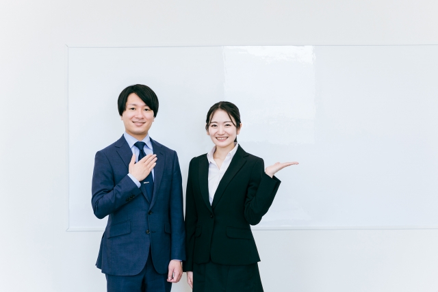 スーツの男女「お任せください」