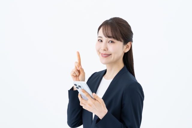 スーツ女性スマホ「ポイント」のイメージ.jpg のコピー