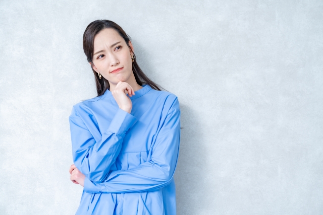 「うーん」女性