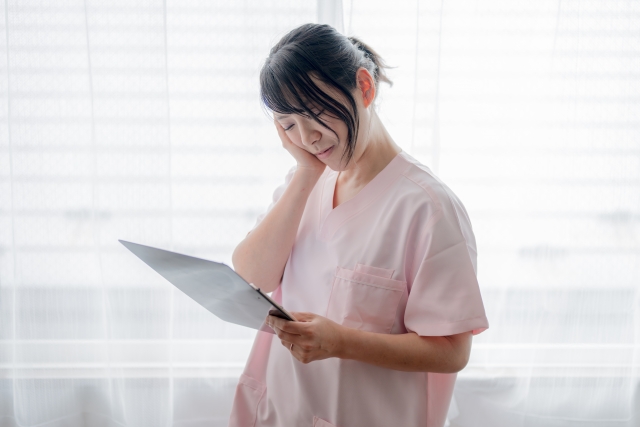 うーんと悩む女性看護師